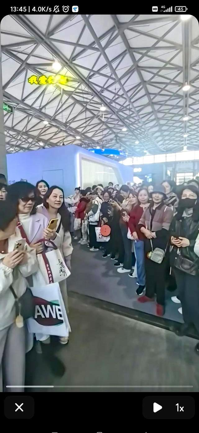 曝董宇辉下播后险被砸 粉丝潮水般涌来