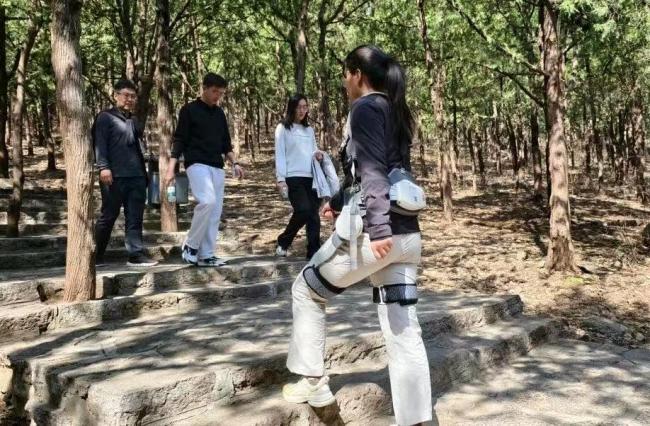 大批机器人涌入景区