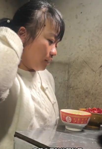 无腿丧偶妈妈卖菜养一双儿女 坚强母爱感动网友