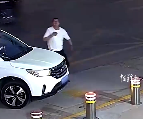 好样的！男子被口香糖黏住气道 值勤哨兵急救